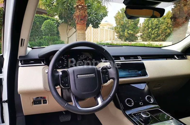 Range Rover Velar (Белый), 2019 для аренды в Дубай