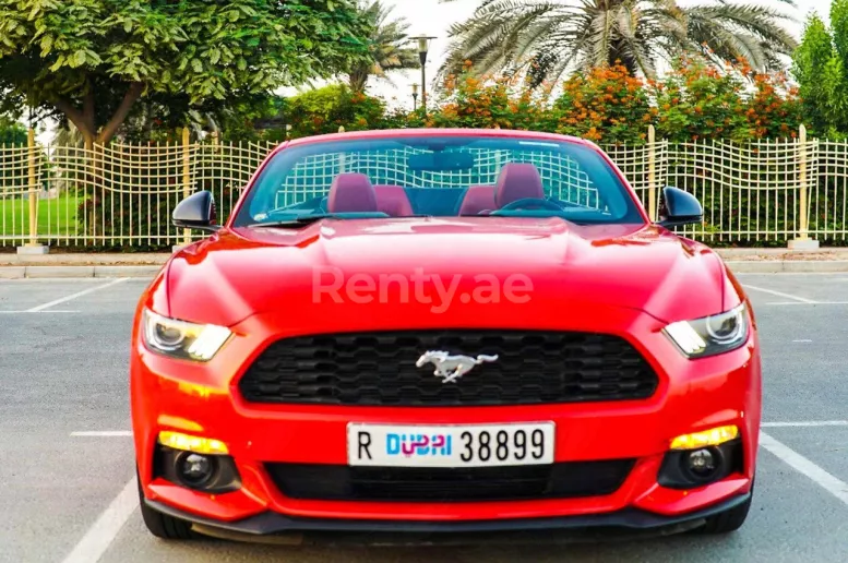 Ford Mustang Convertible (Красный), 2018 для аренды в Дубай