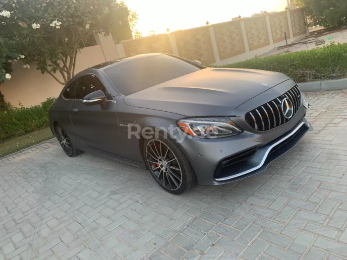 Dubai'de kiralık Mercedes C300 (Gri), 2019
