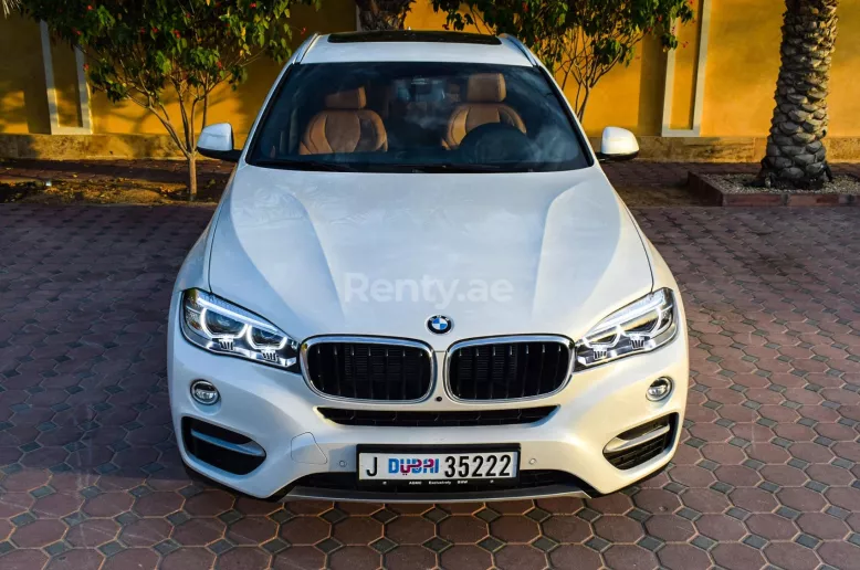 BMW X6 (Blanco), 2018 para alquiler en Dub&aacute;i