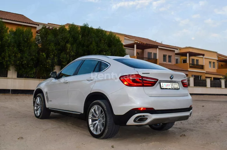 BMW X6 (Blanco), 2018 para alquiler en Dub&aacute;i