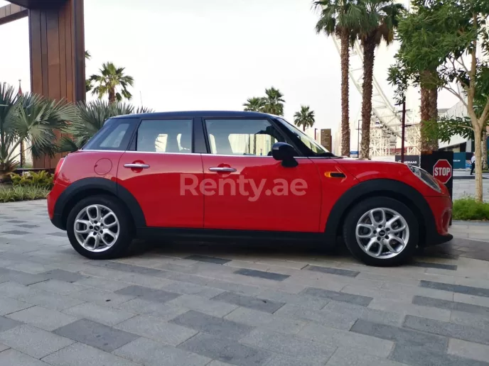 Mini Cooper (rojo), 2019 para alquiler en Dub&aacute;i
