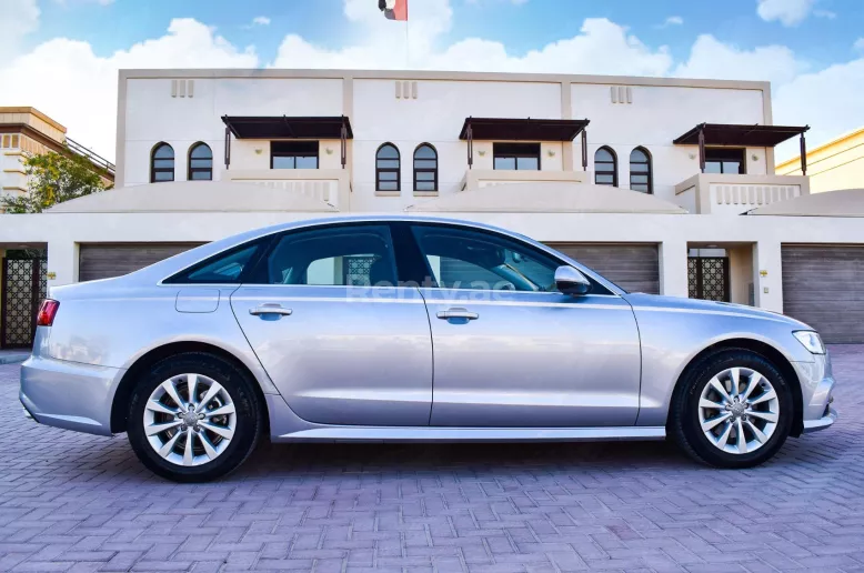 Audi A6 (Plata), 2018 para alquiler en Dub&aacute;i