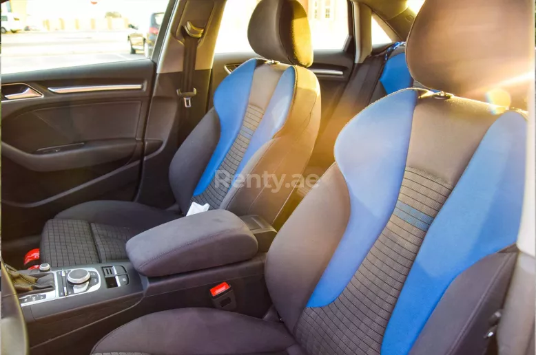 Audi A3 (Bleue), 2018 &agrave; louer &agrave; Duba&iuml;