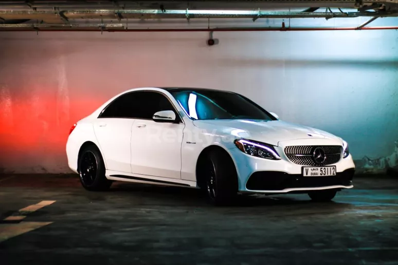 Mercedes C300 (Blanc), 2017 &agrave; louer &agrave; Duba&iuml;