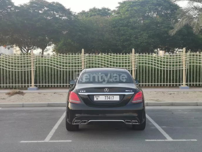 Mercedes C63 AMG specs (Noir), 2018 &agrave; louer &agrave; Duba&iuml;