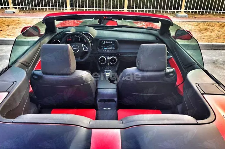 Chevrolet Camaro (rojo), 2018 para alquiler en Dub&aacute;i