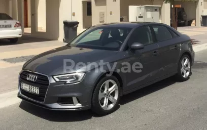 Audi A3 (Gris Oscuro), 2019 para alquiler en Dub&aacute;i