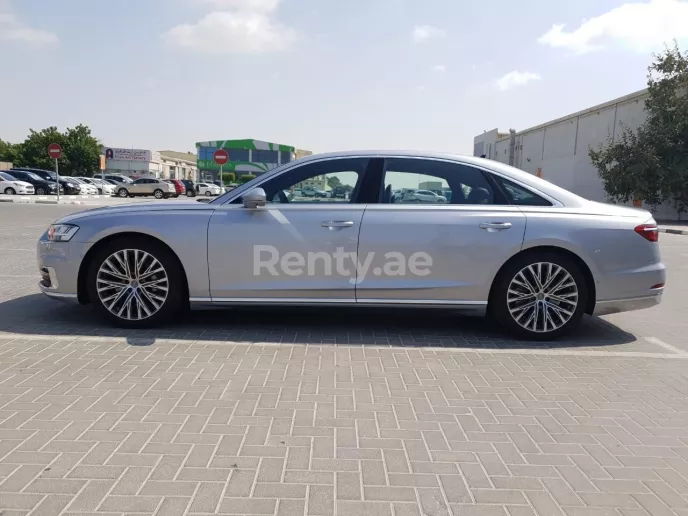 Audi A8 55TFSI (Argent), 2019 &agrave; louer &agrave; Duba&iuml;