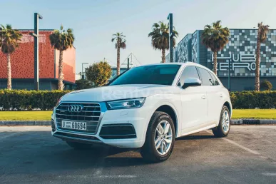 Audi Q5 (Blanco), 2018 para alquiler en Dub&aacute;i
