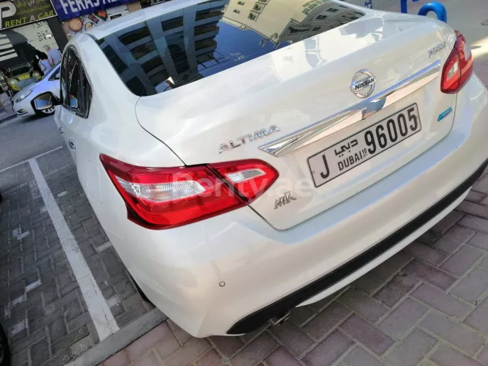 إيجار نيسان التيما (أبيض), 2019 في دبي