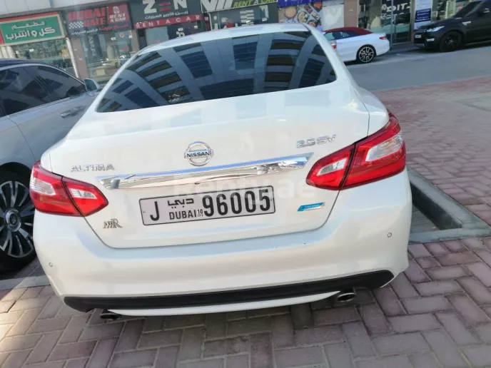 إيجار نيسان التيما (أبيض), 2019 في دبي