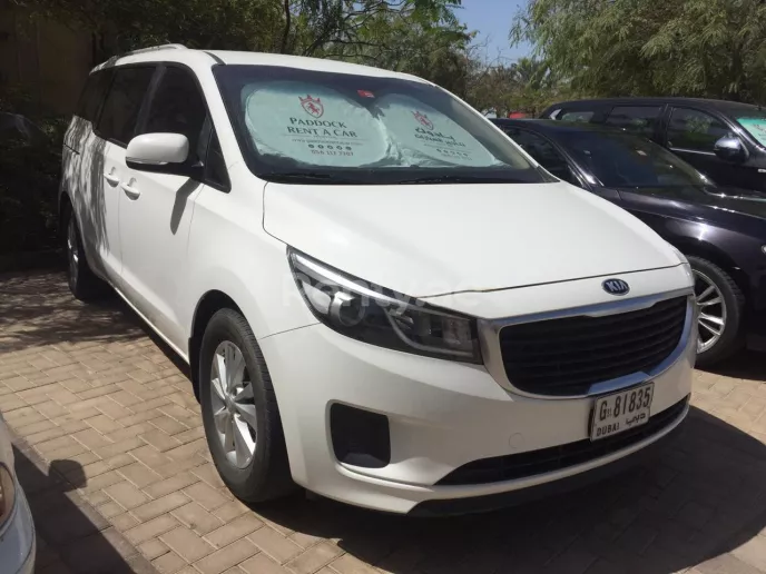 KIA Carnival (Blanco), 2018 para alquiler en Dub&aacute;i