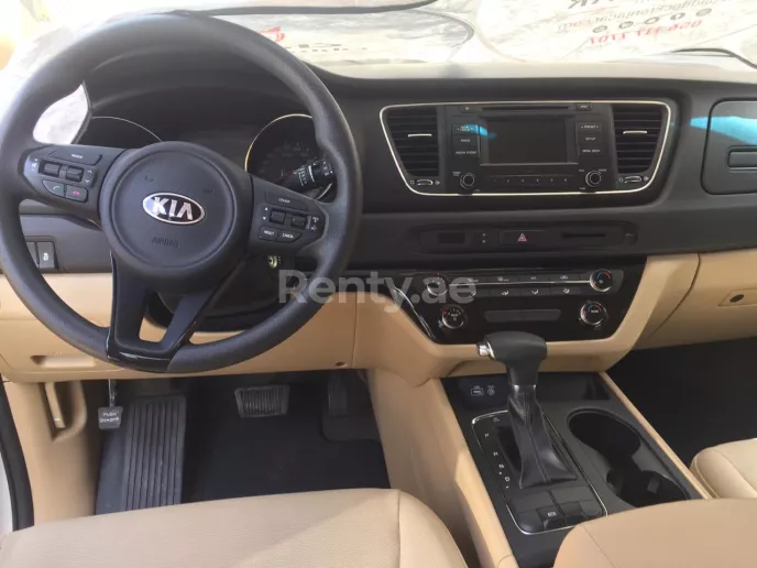 KIA Carnival (Blanco), 2018 para alquiler en Dub&aacute;i