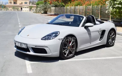 Porsche Boxster (Blanco gris), 2018 para alquiler en Dub&aacute;i