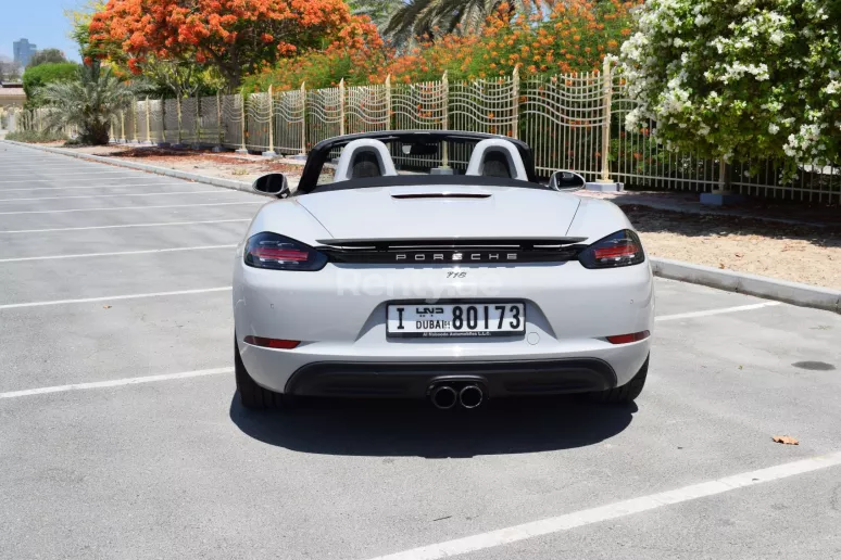 Porsche Boxster (Gris blanc), 2018 &agrave; louer &agrave; Duba&iuml;