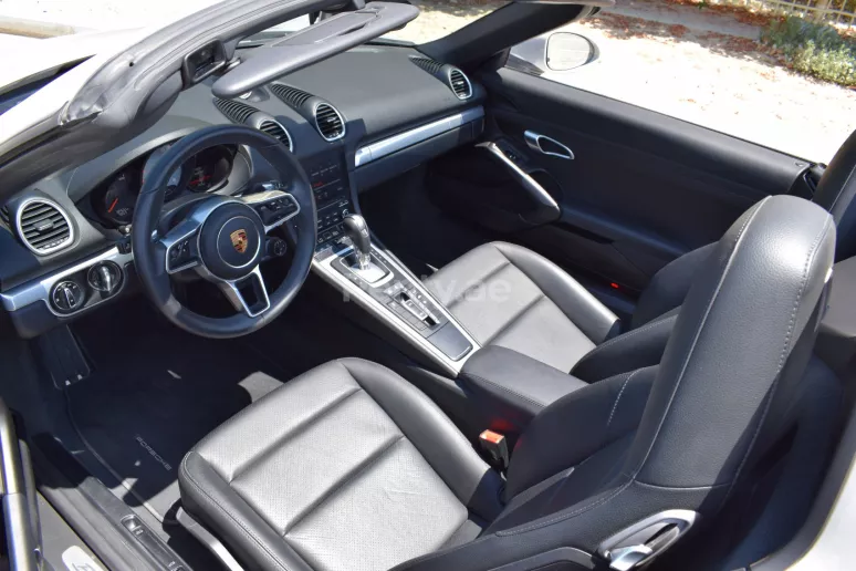 Porsche Boxster (Gris blanc), 2018 &agrave; louer &agrave; Duba&iuml;