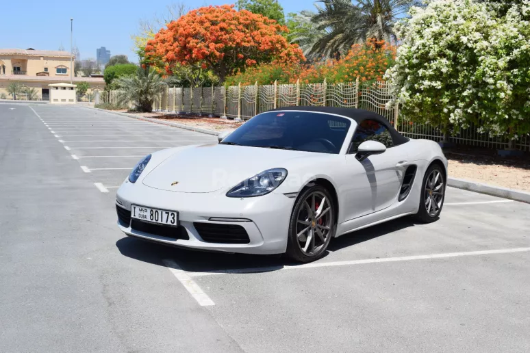Porsche Boxster (Gris blanc), 2018 &agrave; louer &agrave; Duba&iuml;