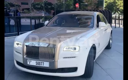 Dubai'de kiralık Rolls Royce Ghost (Altın), 2019