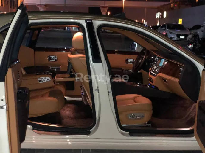 Rolls Royce Ghost (Oro), 2019 para alquiler en Dub&aacute;i