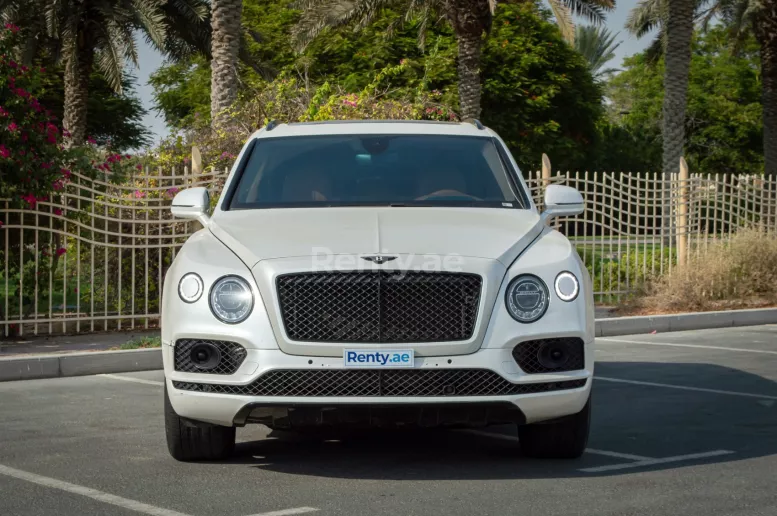 Bentley Bentayga (Blanco), 2019 para alquiler en Dub&aacute;i