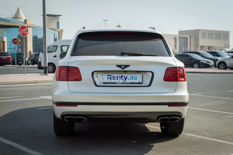 Bentley Bentayga (Blanco), 2019 para alquiler en Dub&aacute;i