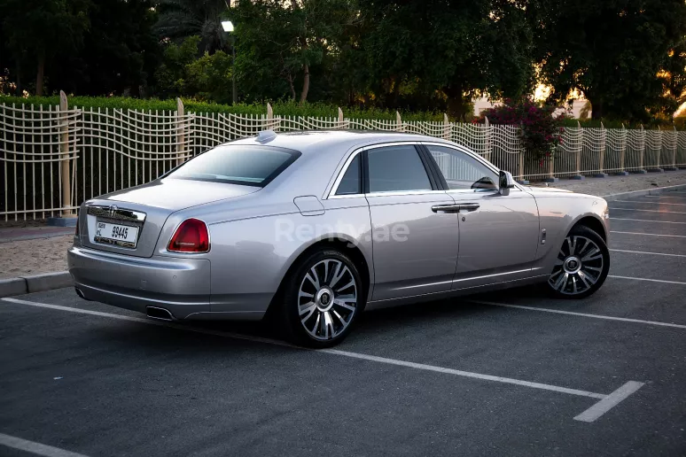 Rolls Royce Ghost (Silber-Grau), 2019  zur Miete in Dubai