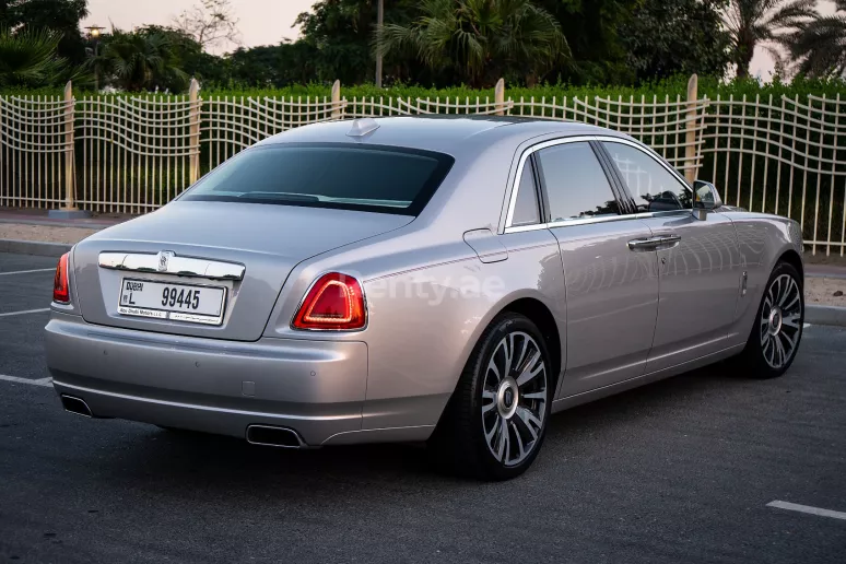 Rolls Royce Ghost (Silber-Grau), 2019  zur Miete in Dubai