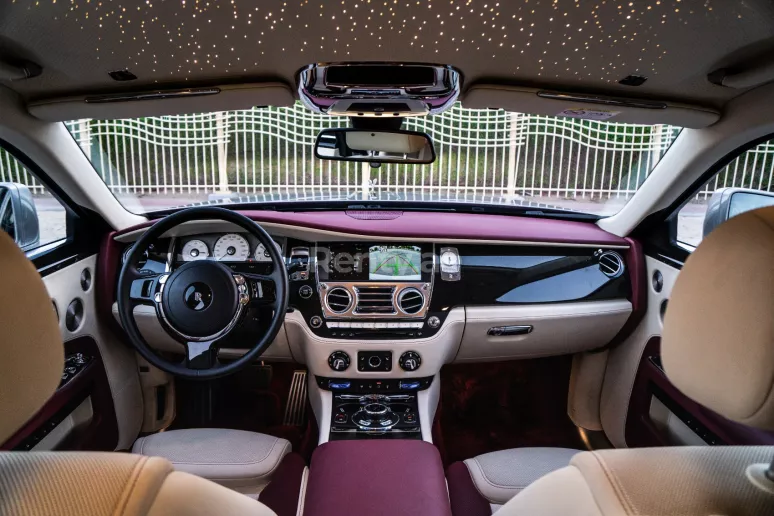 Rolls Royce Ghost (Silber-Grau), 2019  zur Miete in Dubai