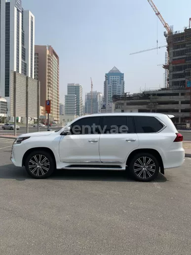 在迪拜 租 雷克萨斯LX 570 (白色), 2019