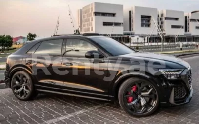 Audi Q8 (Negro), 2019 para alquiler en Dub&aacute;i