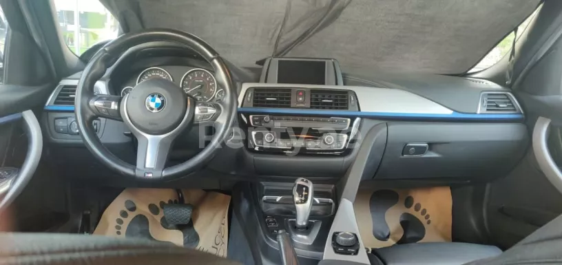 BMW 318 (Blau), 2019  zur Miete in Dubai
