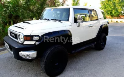Toyota FJ Cruiser (Blanc Brillant), 2015 &agrave; louer &agrave; Duba&iuml;