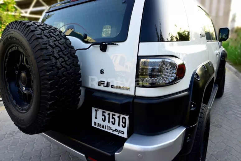 Toyota FJ Cruiser (Blanc Brillant), 2015 &agrave; louer &agrave; Duba&iuml;