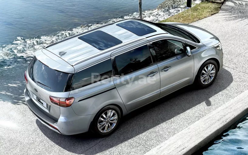 KIA Carnival (Plata), 2018 para alquiler en Dub&aacute;i
