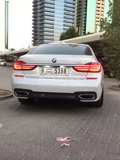 BMW 7 Series (Reines Wei&szlig;), 2019  zur Miete in Dubai
