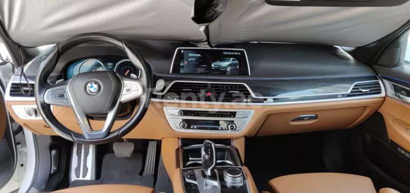 BMW 7 Series (Reines Wei&szlig;), 2019  zur Miete in Dubai