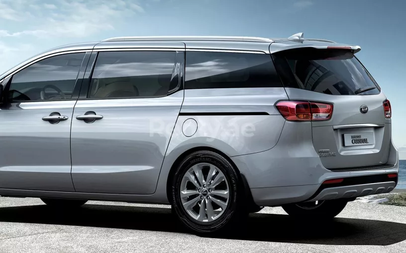 KIA Carnival (Blanco Brillante), 2018 para alquiler en Dub&aacute;i