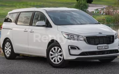 KIA Carnival (Ярко-белый), 2018 для аренды в Дубай