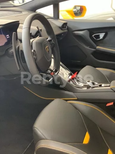 Lamborghini Evo (Amarillo), 2020 para alquiler en Dub&aacute;i