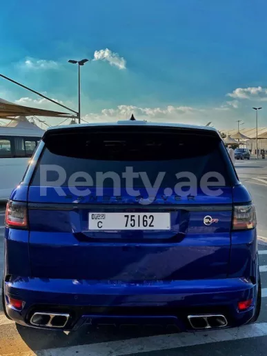在迪拜 租 路虎揽胜运动 SVR (蓝色), 2020