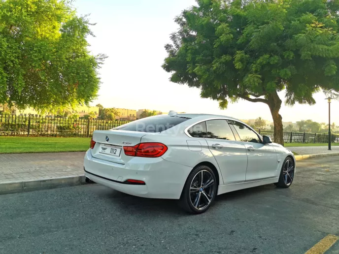 BMW 4 Series (Белый), 2019 для аренды в Дубай