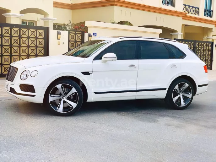 Bentley Bentayga black edition w12 (Blanco), 2019 para alquiler en Dub&aacute;i