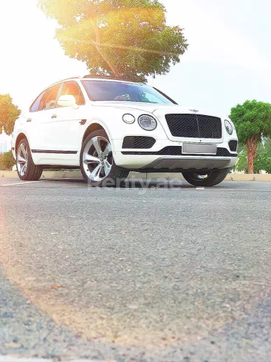 Bentley Bentayga black edition w12 (Blanco), 2019 para alquiler en Dub&aacute;i