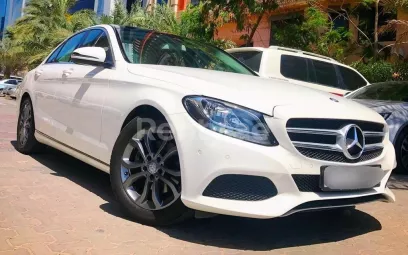 Mercedes C Класс (Белый), 2016 для аренды в Дубай