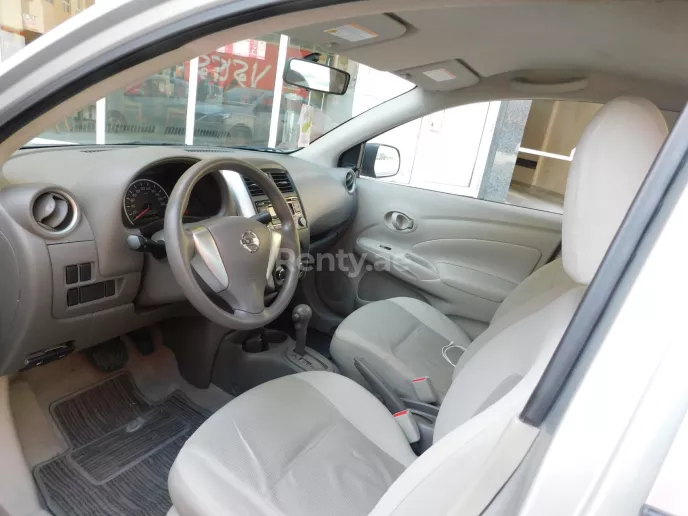 Nissan Sunny (Zilver), 2015 te huur in Dubai