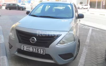 Nissan Sunny (Silber), 2015 zur Miete in Dubai