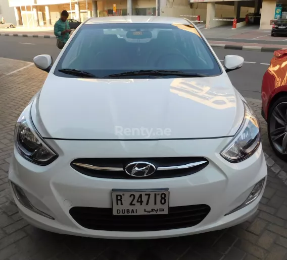 Dubai'de kiralık Hyundai Accent (Beyaz), 2015
