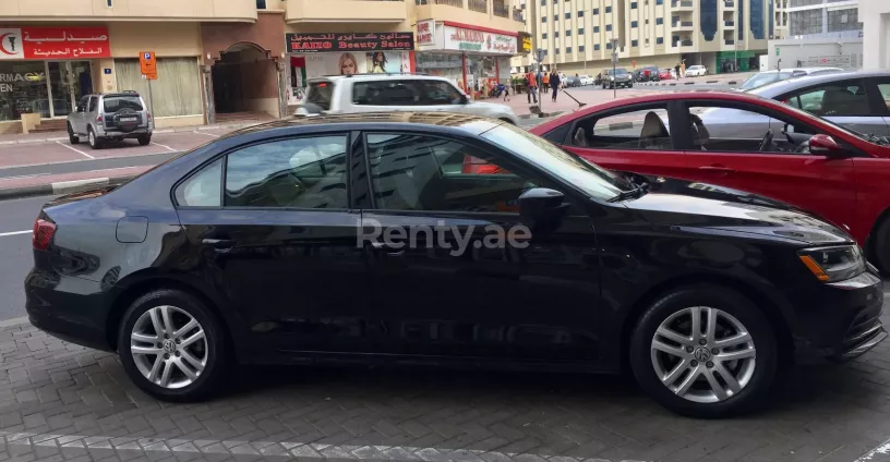 Volkswagen Jetta (Negro), 2018 para alquiler en Dub&aacute;i