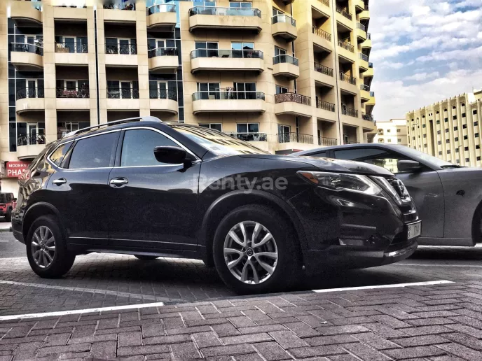 Nissan Rogue (Zwart), 2018 te huur in Dubai